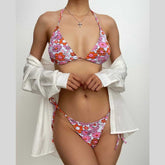 Traje de baño bikini con cuello halter fruncido y estampado floral en contraste con lazo